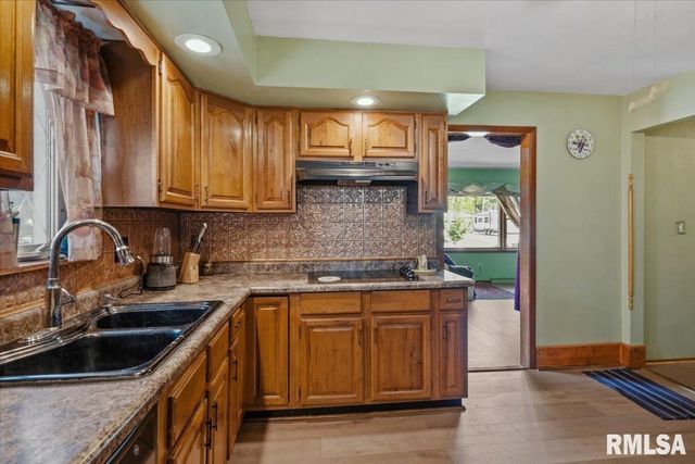 2124 BLACKHAWK Road, Springfield, IL 62702