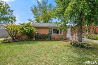 2124 BLACKHAWK Road, Springfield, IL 62702