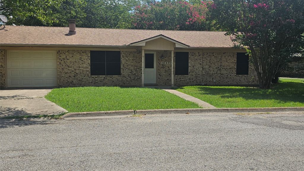 606 Hunter Street, Bonham, TX 75418