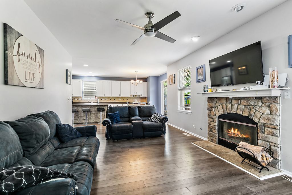 Image 14 of property listing at 394 Rockland Avenue, Elgin, IL 60124