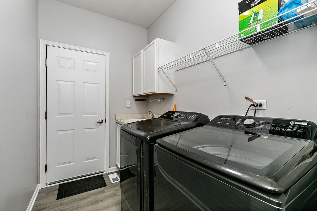 Image 16 of property listing at 394 Rockland Avenue, Elgin, IL 60124