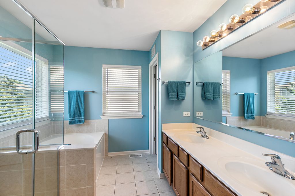Image 19 of property listing at 394 Rockland Avenue, Elgin, IL 60124