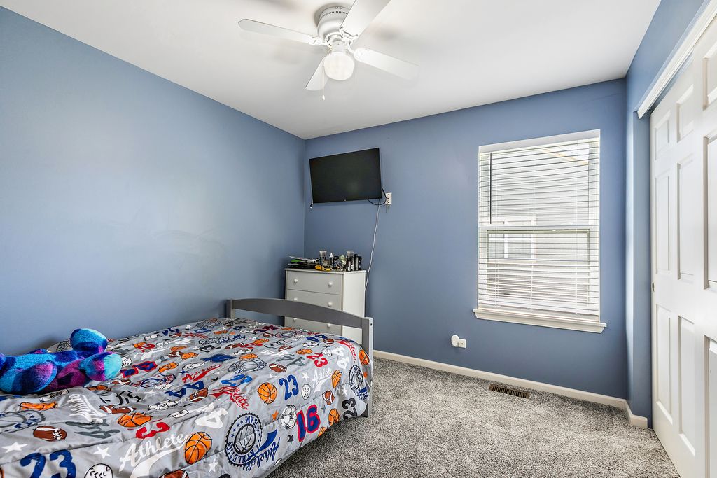 Image 21 of property listing at 394 Rockland Avenue, Elgin, IL 60124