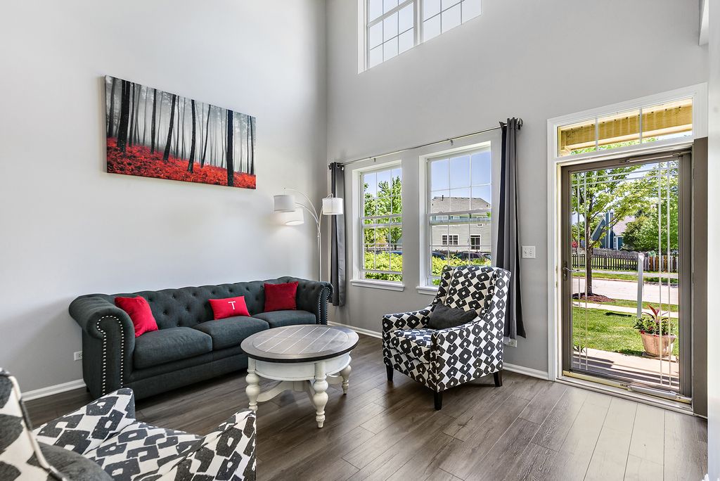 Image 4 of property listing at 394 Rockland Avenue, Elgin, IL 60124