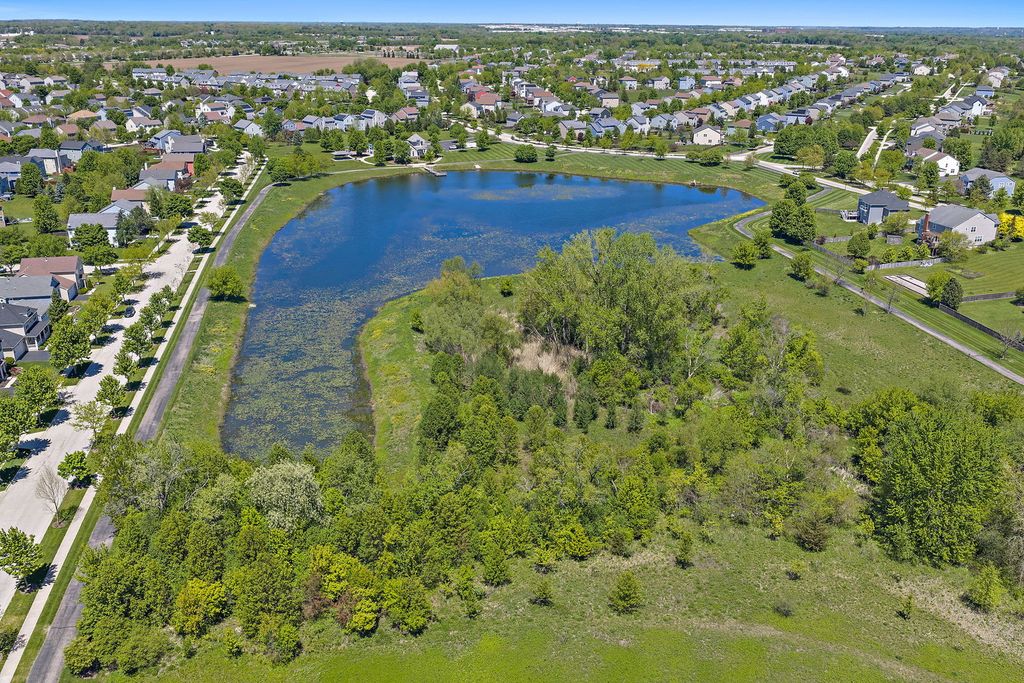 Image 37 of property listing at 394 Rockland Avenue, Elgin, IL 60124