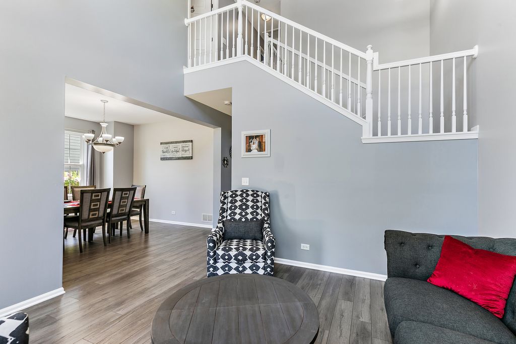 Image 5 of property listing at 394 Rockland Avenue, Elgin, IL 60124