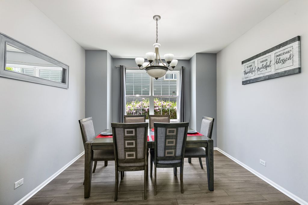 Image 8 of property listing at 394 Rockland Avenue, Elgin, IL 60124