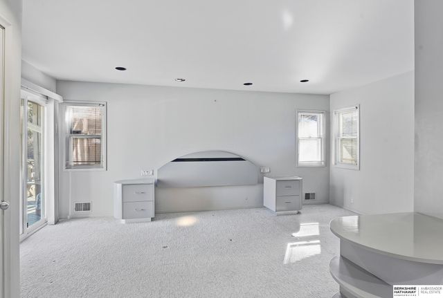 6477 Cuming Street, Omaha, NE 68132