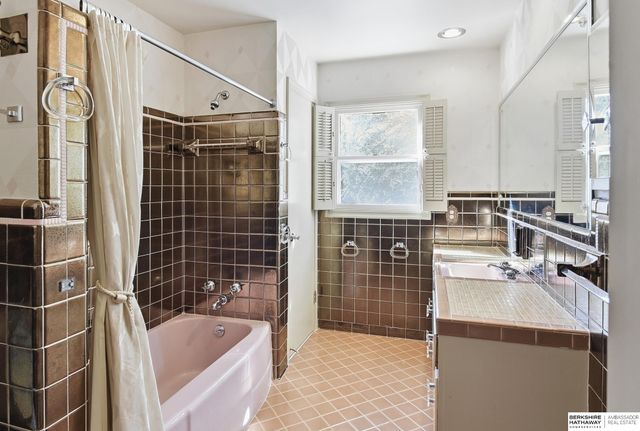 6477 Cuming Street, Omaha, NE 68132