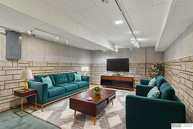 6477 Cuming Street, Omaha, NE 68132