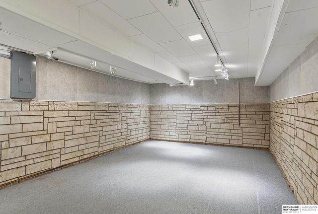 6477 Cuming Street, Omaha, NE 68132