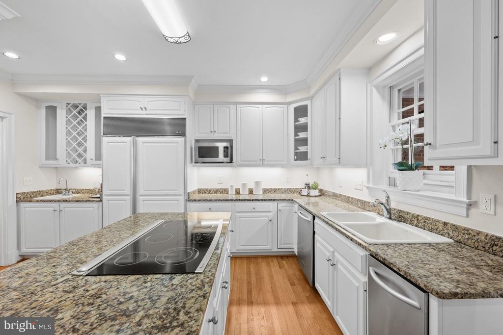 Image 9 of property listing at 9430 TURNBERRY DR, Potomac, MD 20854