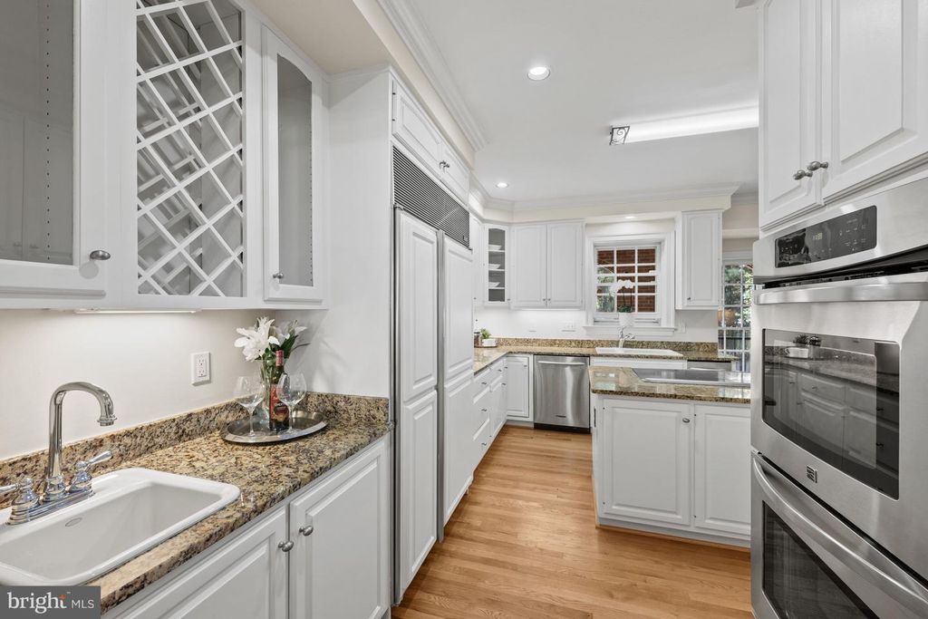 Image 11 of property listing at 9430 TURNBERRY DR, Potomac, MD 20854