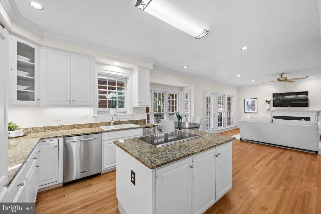 Image 12 of property listing at 9430 TURNBERRY DR, Potomac, MD 20854