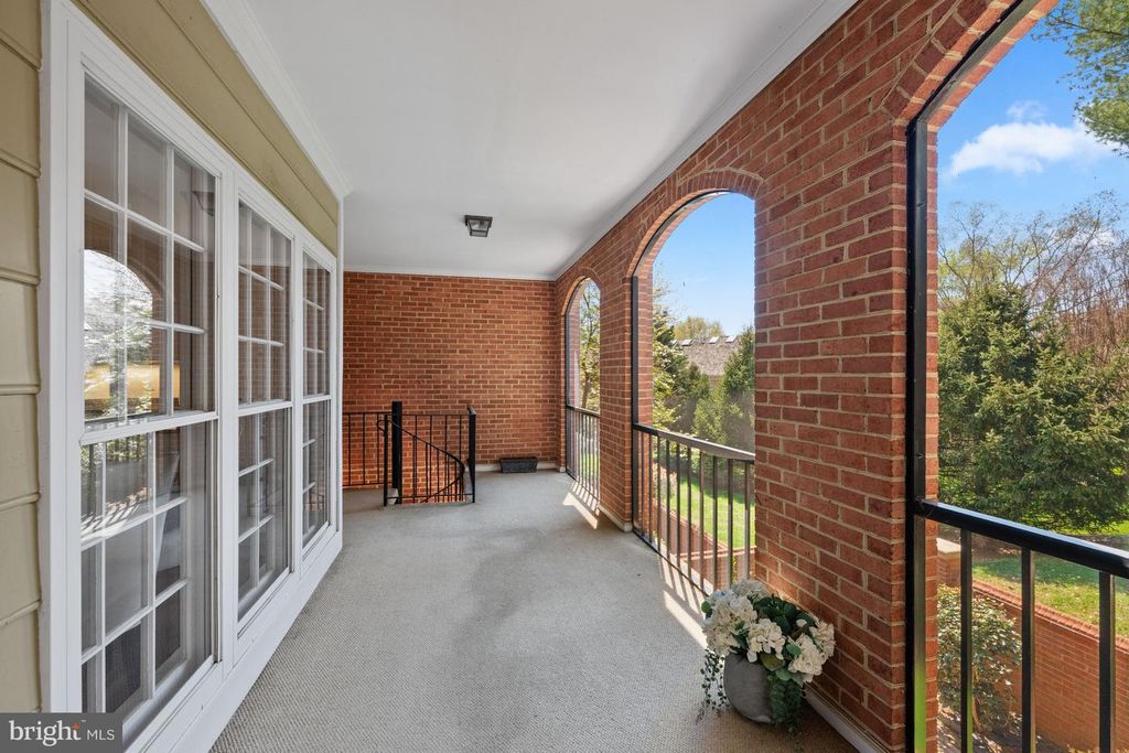 Image 14 of property listing at 9430 TURNBERRY DR, Potomac, MD 20854