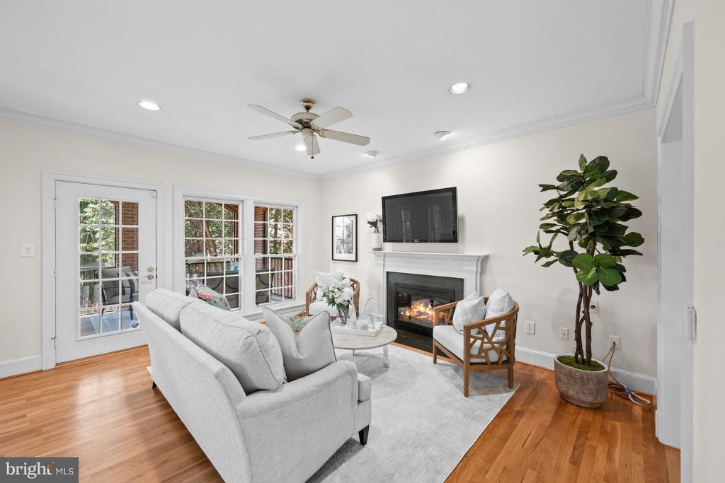 Image 17 of property listing at 9430 TURNBERRY DR, Potomac, MD 20854