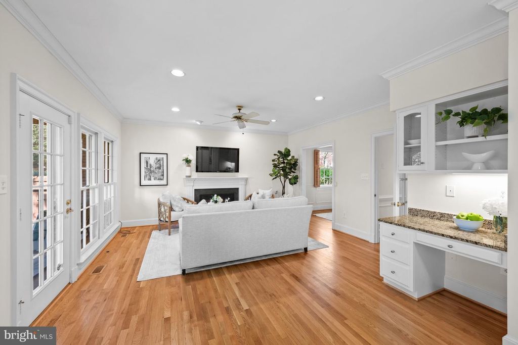 Image 18 of property listing at 9430 TURNBERRY DR, Potomac, MD 20854