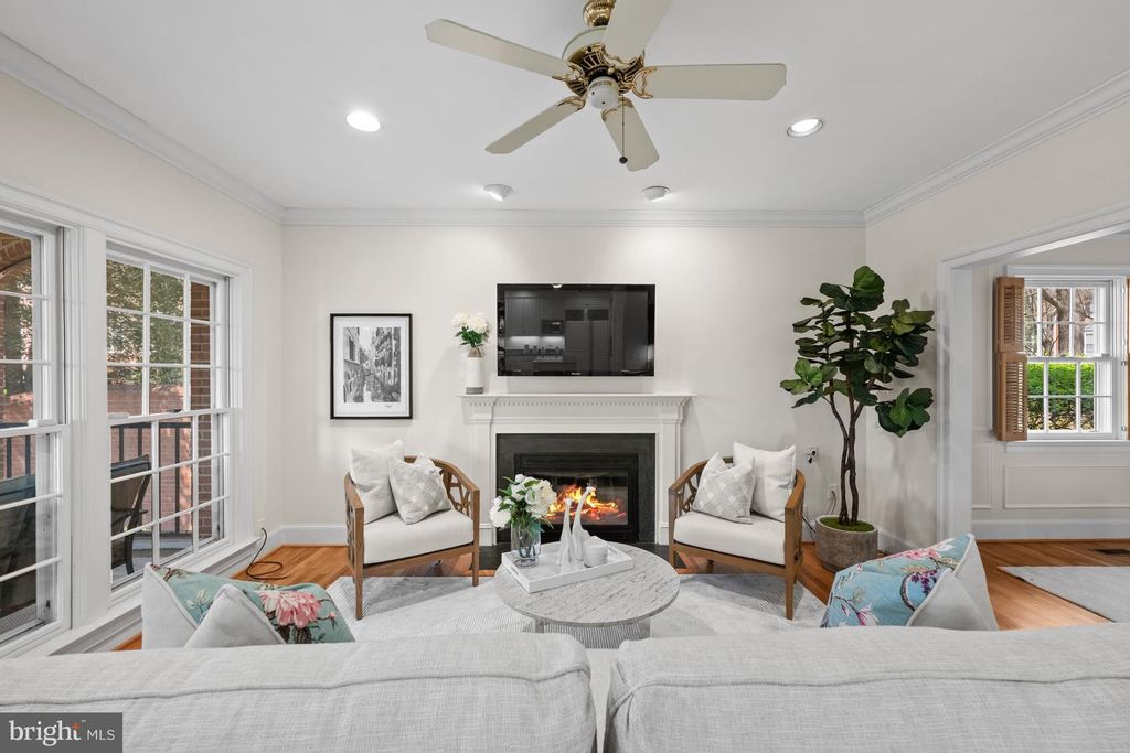 Image 19 of property listing at 9430 TURNBERRY DR, Potomac, MD 20854