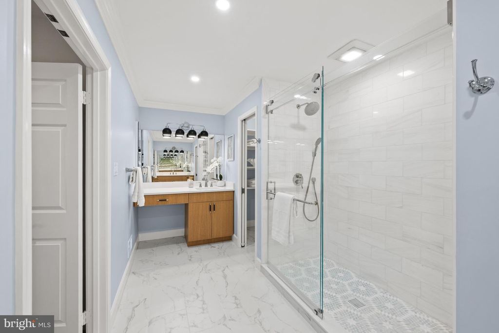 Image 31 of property listing at 9430 TURNBERRY DR, Potomac, MD 20854