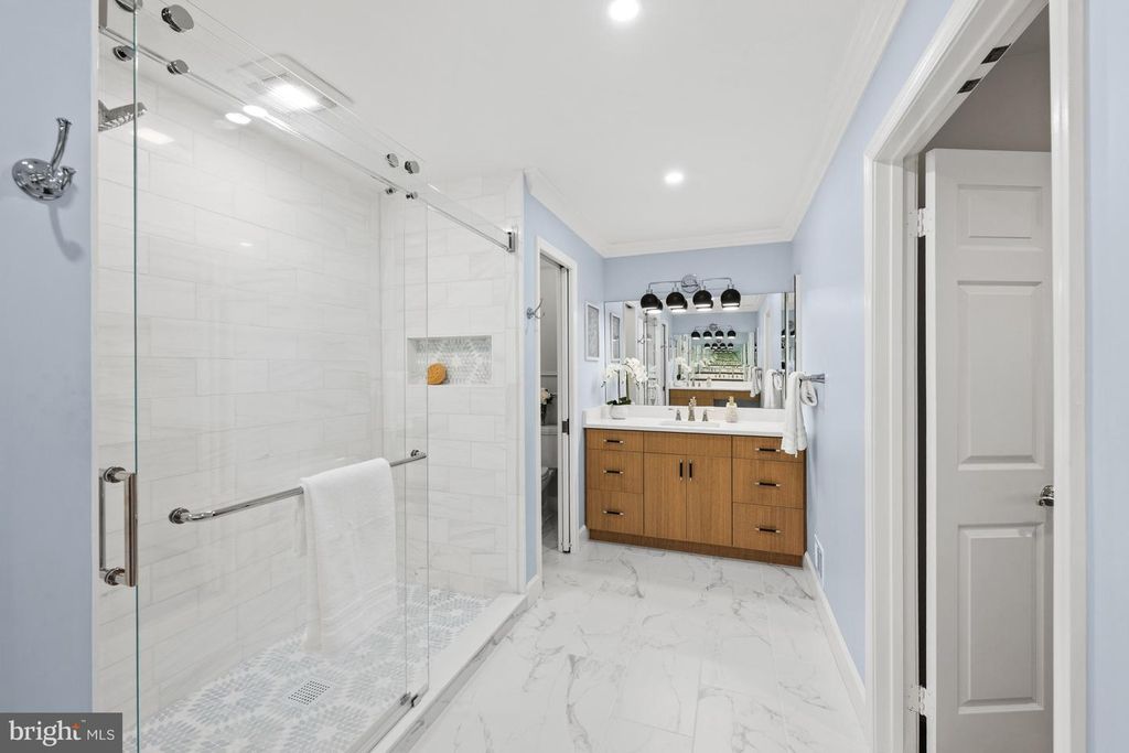 Image 32 of property listing at 9430 TURNBERRY DR, Potomac, MD 20854