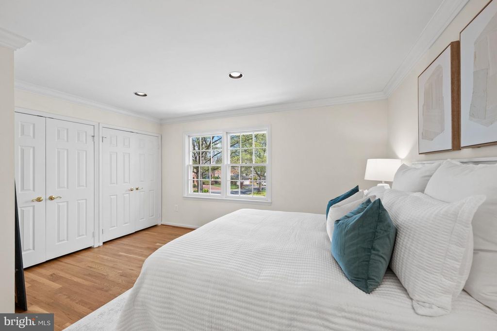 Image 38 of property listing at 9430 TURNBERRY DR, Potomac, MD 20854