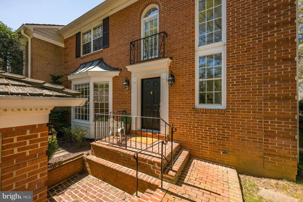 Image 3 of property listing at 9430 TURNBERRY DR, Potomac, MD 20854