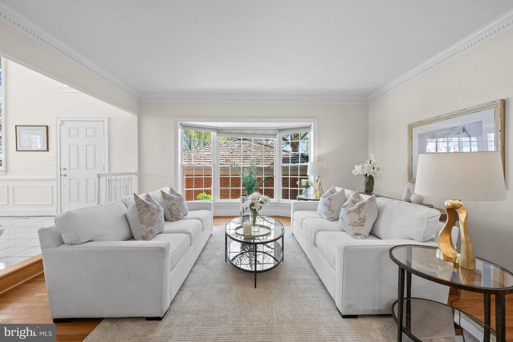 Image 5 of property listing at 9430 TURNBERRY DR, Potomac, MD 20854