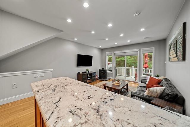 703 Sherwood Forest Ln 703, Saugus, MA 01906