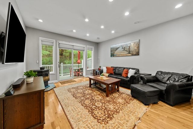 703 Sherwood Forest Ln 703, Saugus, MA 01906