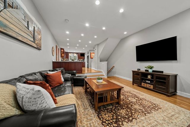 703 Sherwood Forest Ln 703, Saugus, MA 01906