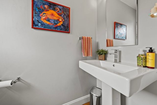 703 Sherwood Forest Ln 703, Saugus, MA 01906