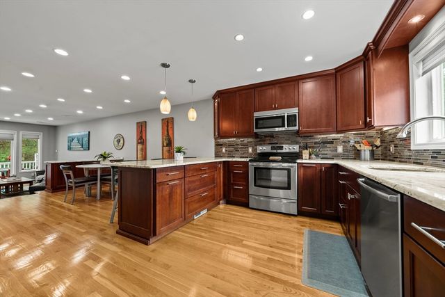 703 Sherwood Forest Ln 703, Saugus, MA 01906
