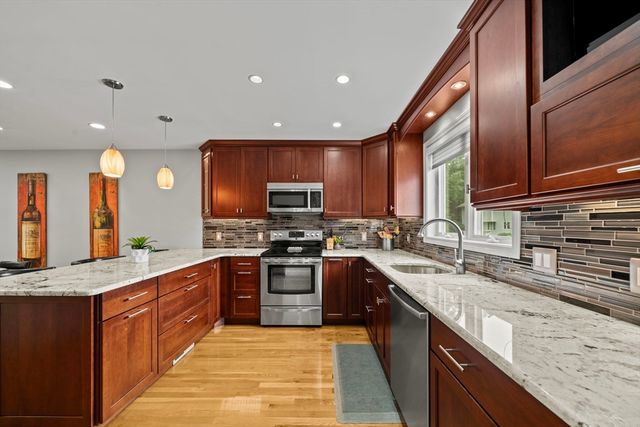 703 Sherwood Forest Ln 703, Saugus, MA 01906