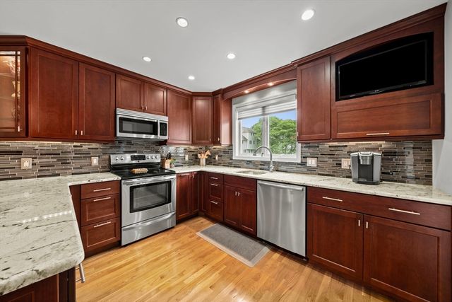 703 Sherwood Forest Ln 703, Saugus, MA 01906