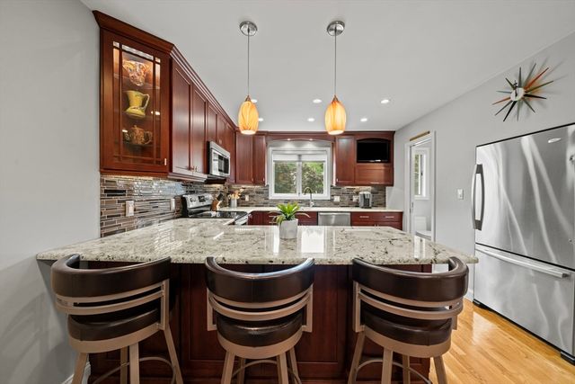 703 Sherwood Forest Ln 703, Saugus, MA 01906