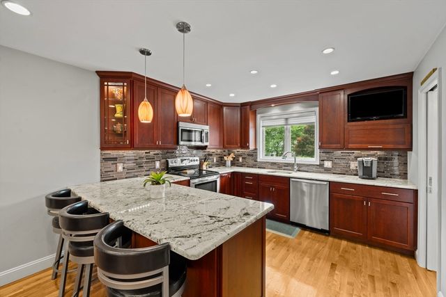 703 Sherwood Forest Ln 703, Saugus, MA 01906