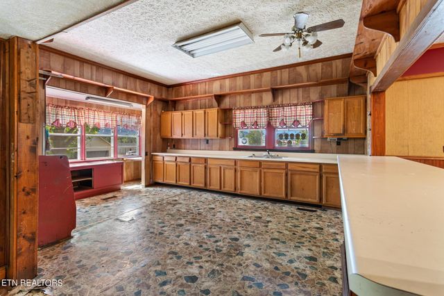 327 Ohio Ave, Etowah, TN 37331