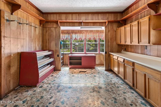 327 Ohio Ave, Etowah, TN 37331