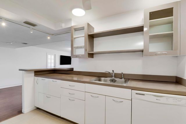 5600 N FLAGLER Drive 1001, West Palm Beach, FL 33407