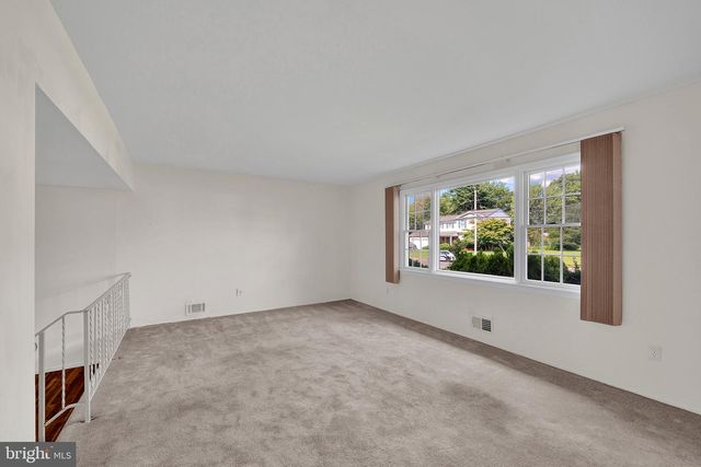 5 WOLFPACK RD, Hamilton, NJ 08619