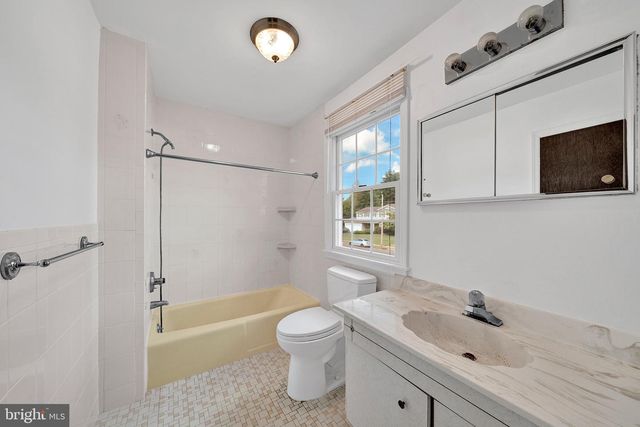 5 WOLFPACK RD, Hamilton, NJ 08619