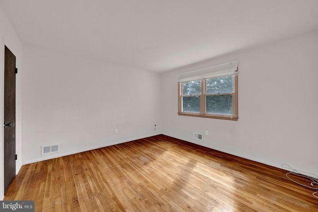 5 WOLFPACK RD, Hamilton, NJ 08619