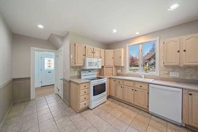 25 Hobart Ave, Braintree, MA 02184