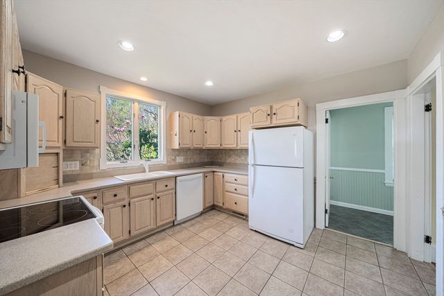25 Hobart Ave, Braintree, MA 02184