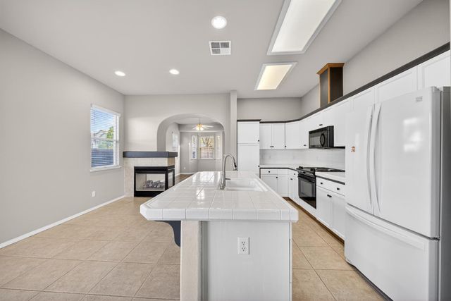 1743 Glen Oban Lane, Clovis, CA 93619