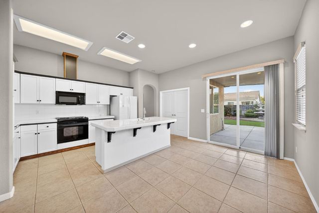 1743 Glen Oban Lane, Clovis, CA 93619