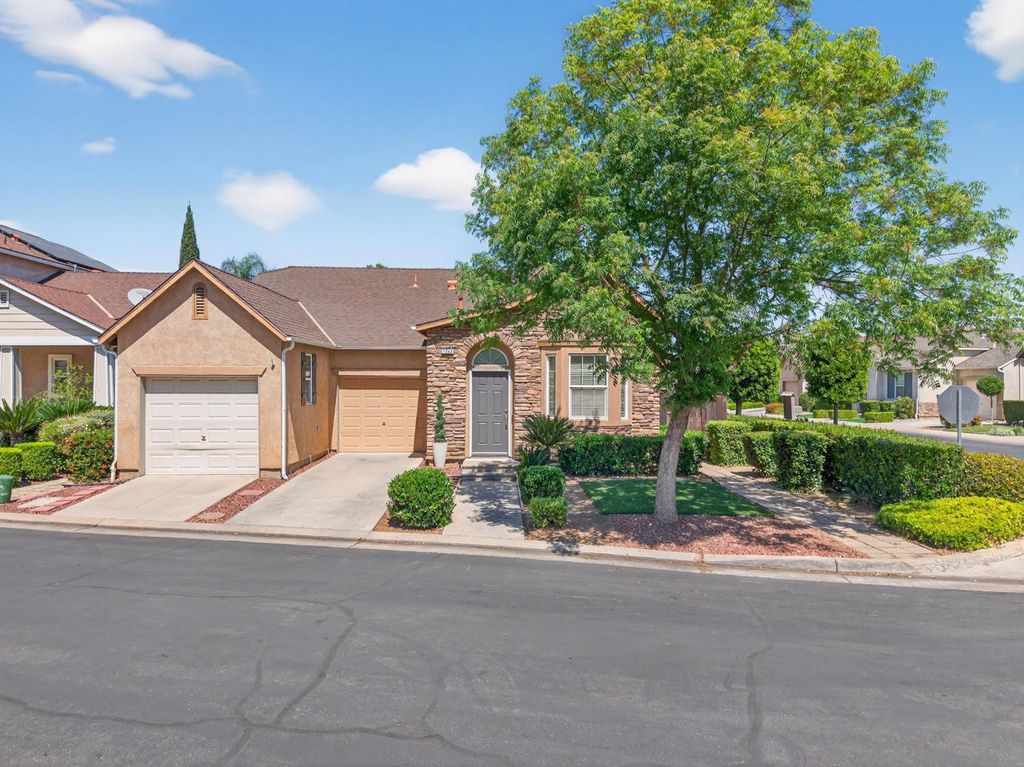 1743 Glen Oban Lane, Clovis, CA 93619