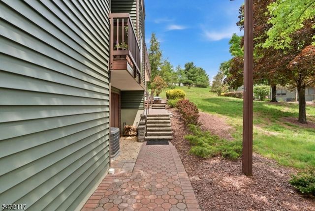 55 Meadowview Dr, Clinton Twp., NJ 08801