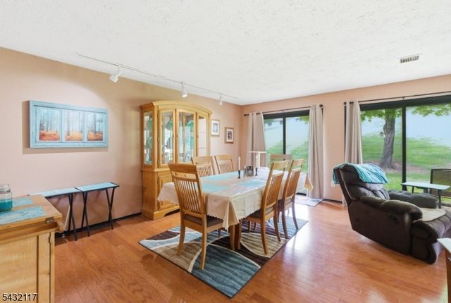 55 Meadowview Dr, Clinton Twp., NJ 08801