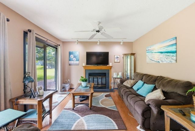 55 Meadowview Dr, Clinton Twp., NJ 08801